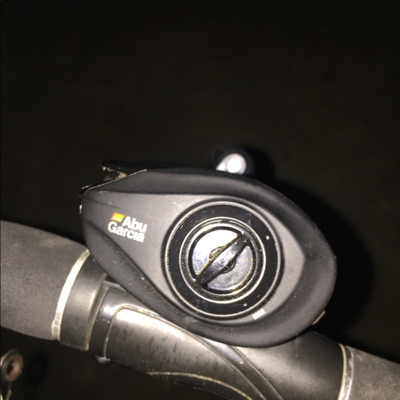 Abu Garcia Revo x bait casting reel w/rod combo - Picture 3 of 5